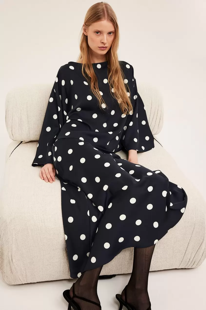 Pilkullinen satiinipusero