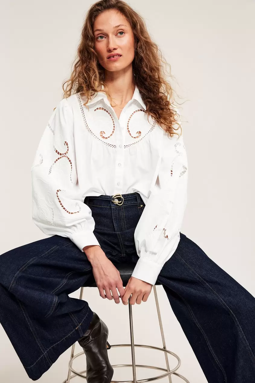 Paitapusero, jossa on brodeeraukset