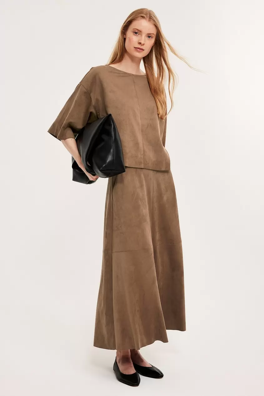 Mokkanahkajäljitelmää oleva hame