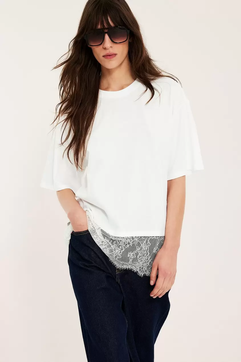 T-paita pitsireunalla