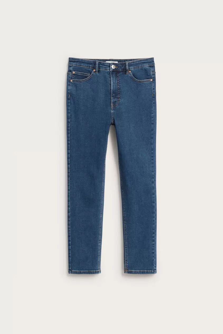 Embracing jeans high waist