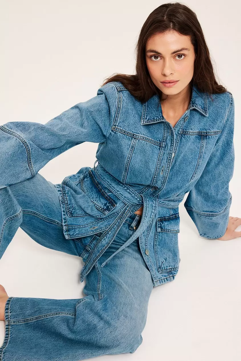 Farkkutakki vyöllä