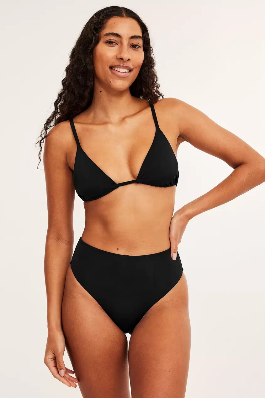 Bikinialaosa, jossa korkea vyötärö