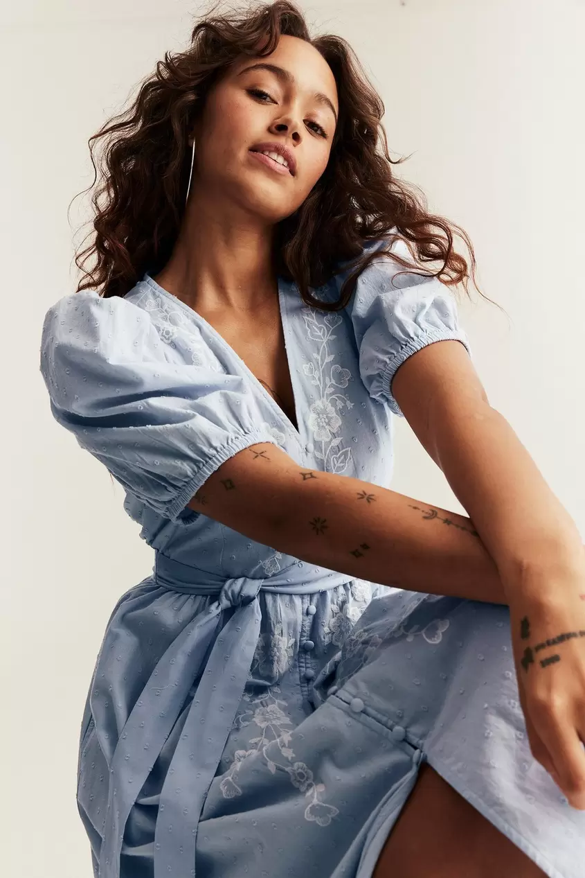 Newbie Woman -mekko, jossa on brodeeraus