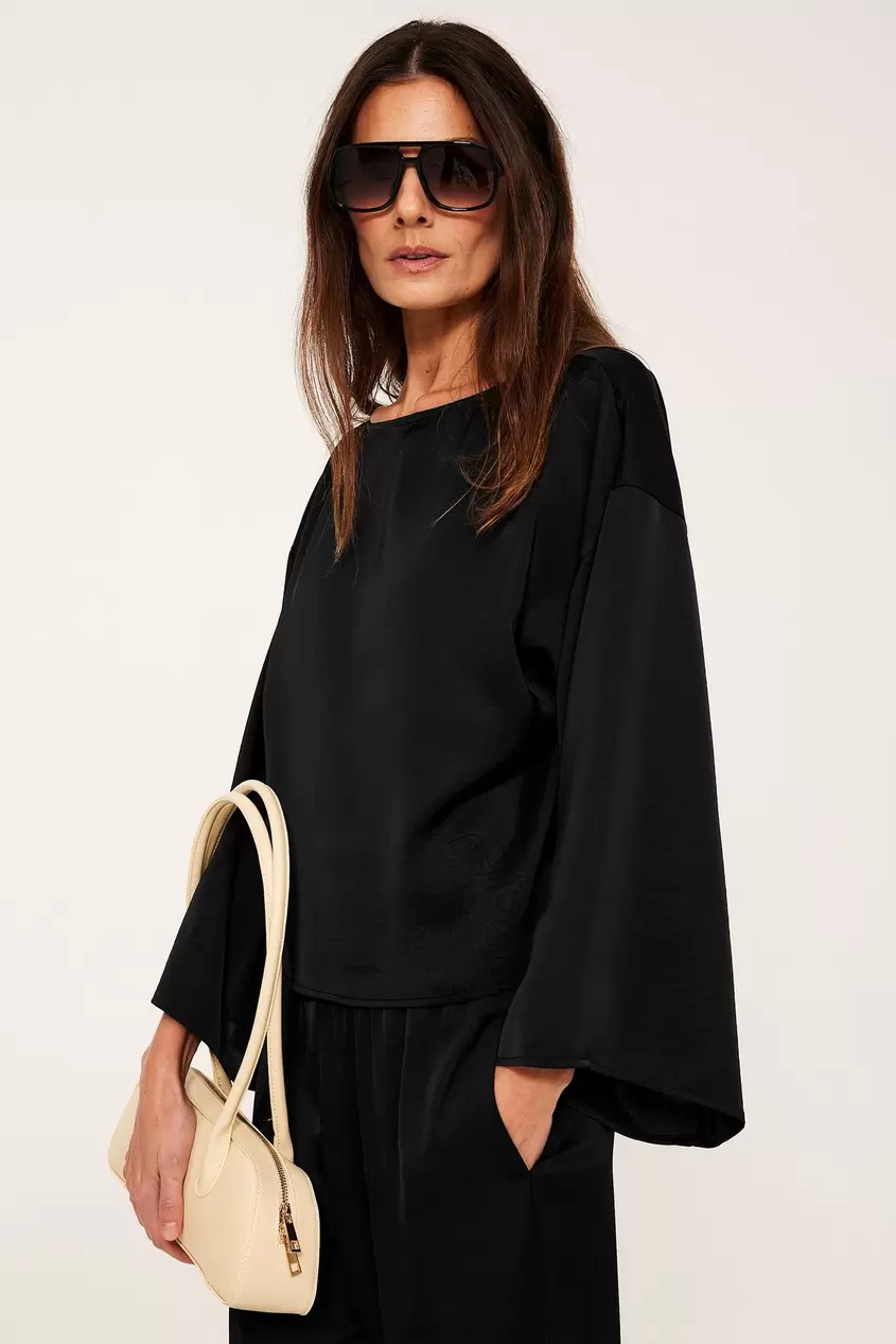 Satiinipusero, jossa on leveät hihat