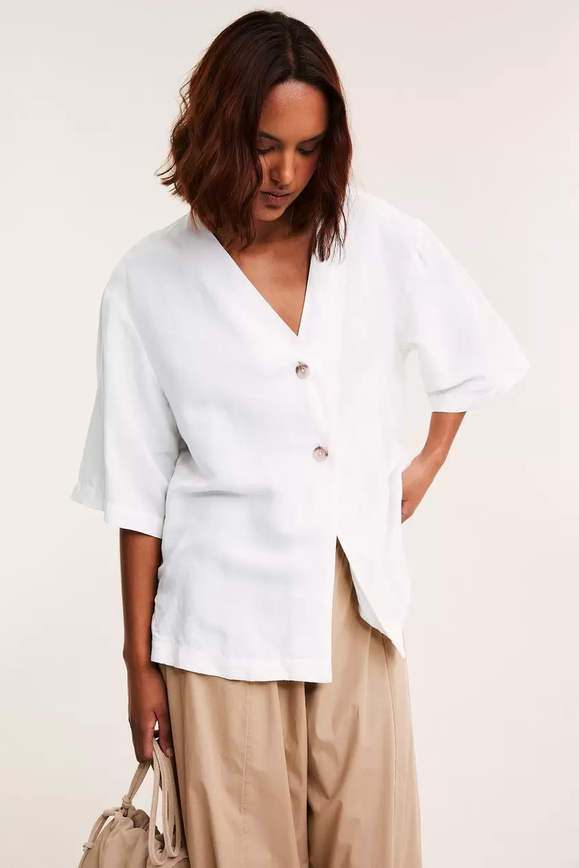 Pellavasekoitetta oleva lyhythihainen paita