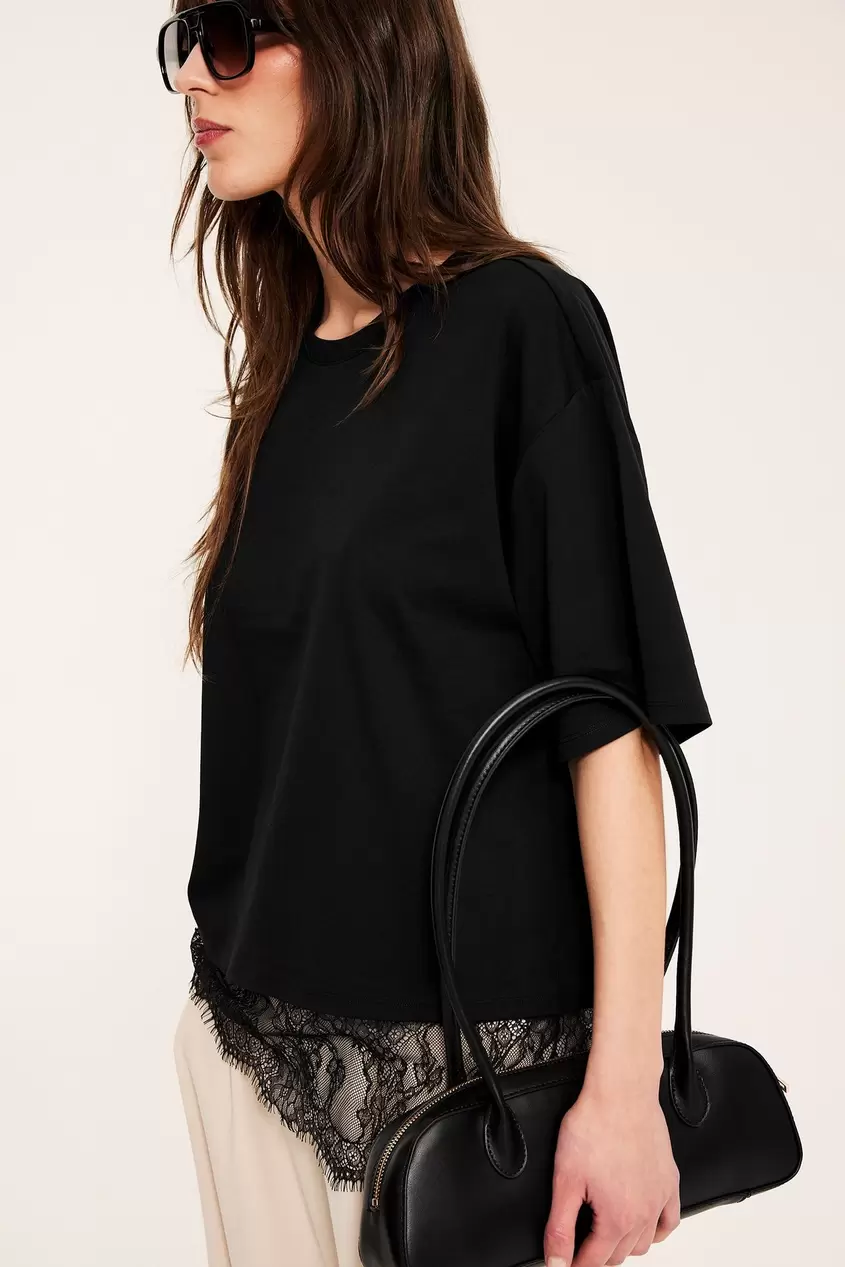 T-paita pitsireunalla