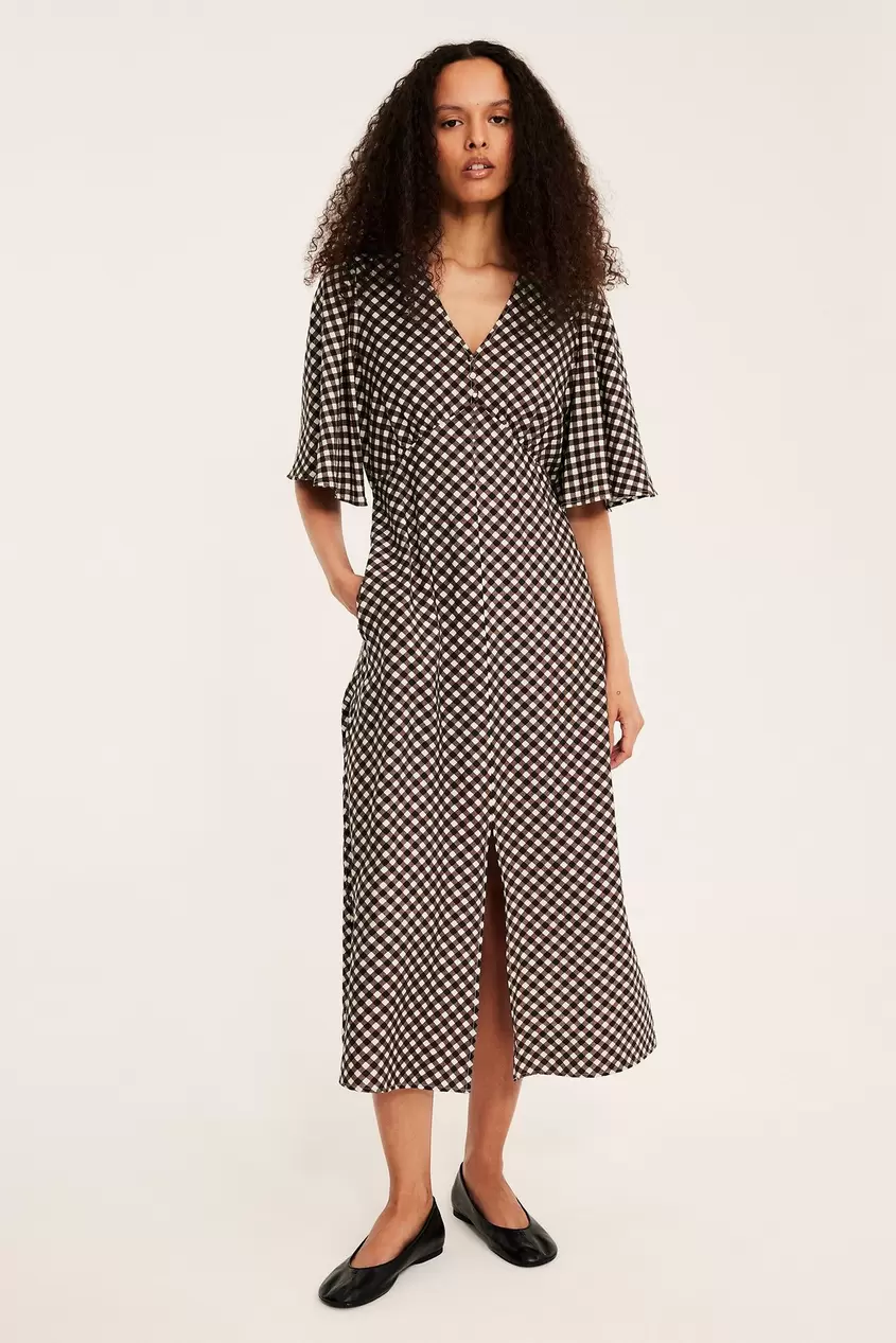 Ruudullinen mekko napeilla