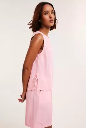 Puuvillasekoitteesta valmistettu paita, jossa on sivulle solmittavat nauhat