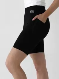 Korkeavyötäröiset shortsit taskuilla, Black –