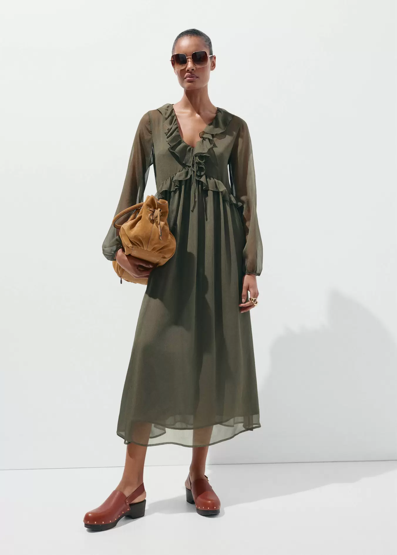 Puffed sleeves dress