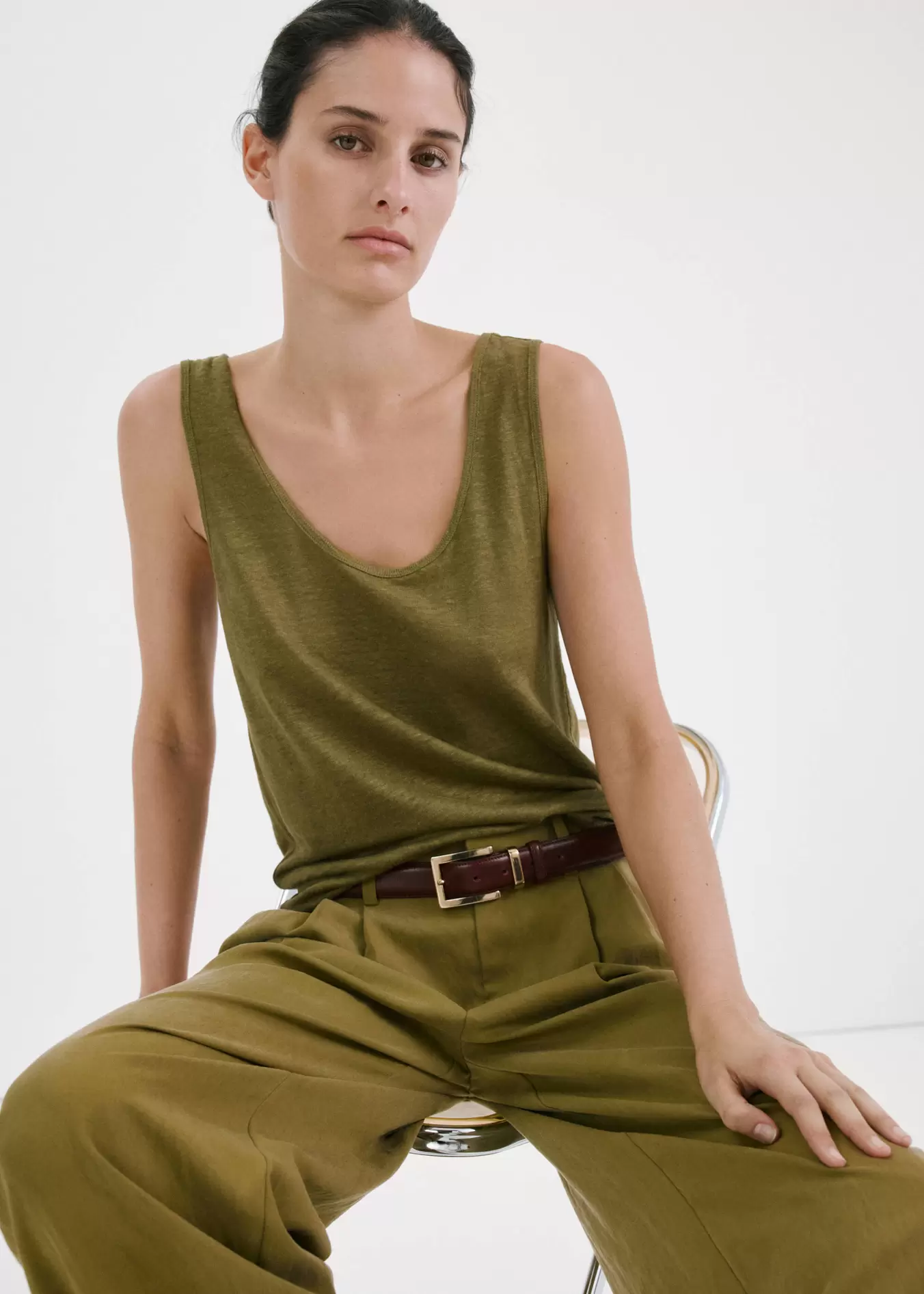 Linen top with round neckline