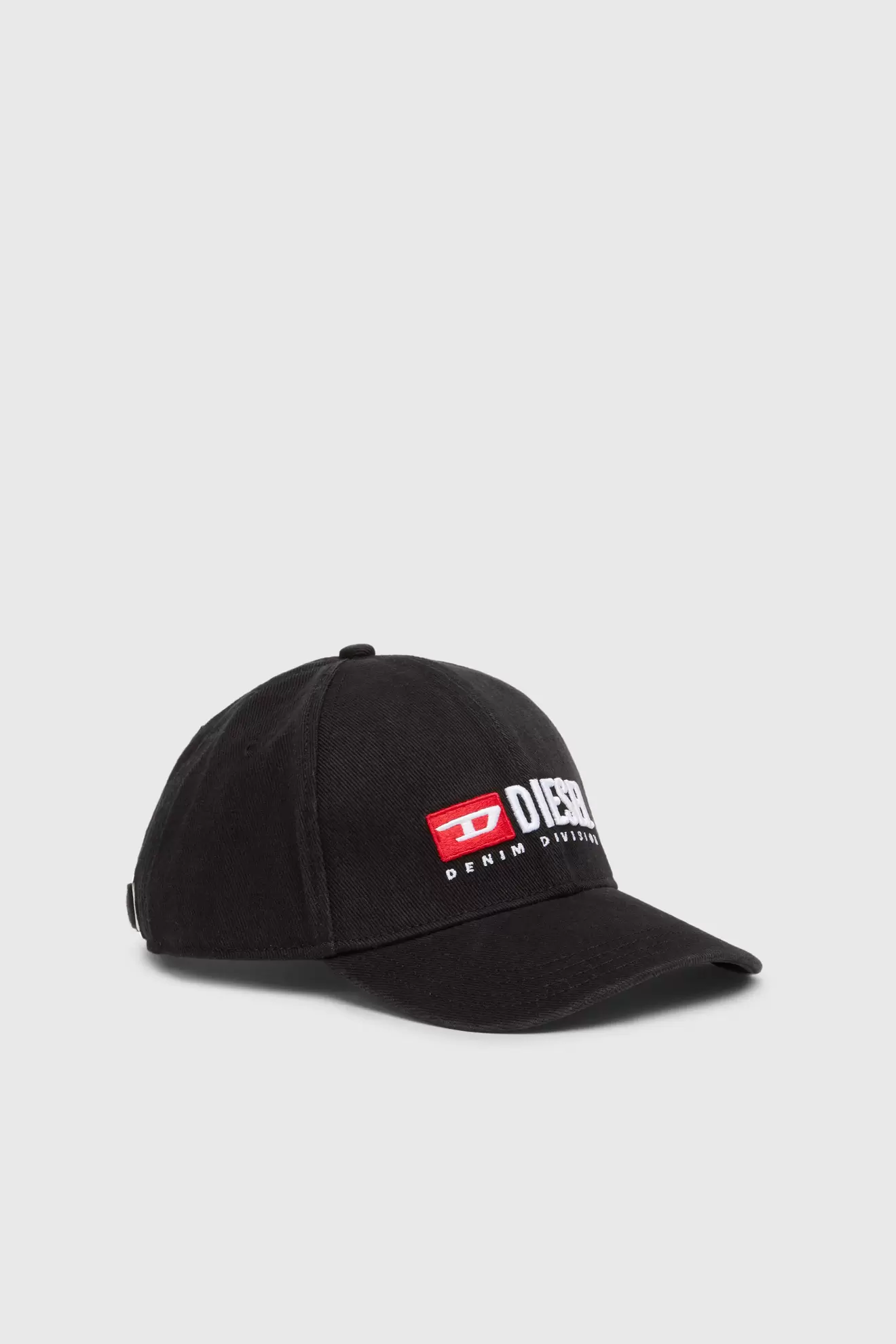 Baseball cap with logo embroidery