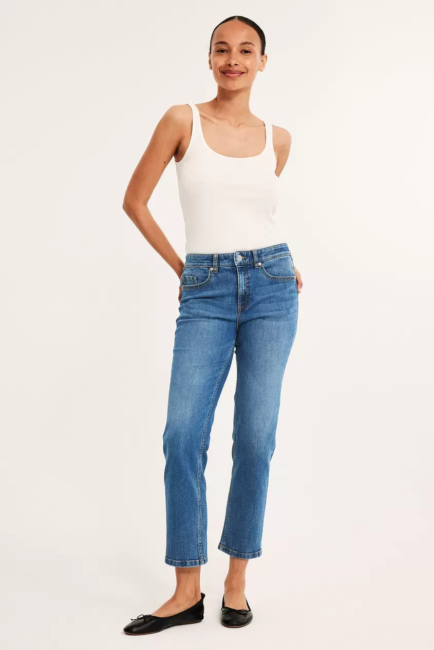 Straight jeans mid waist short leg49,99 €Hinta 49,99 €