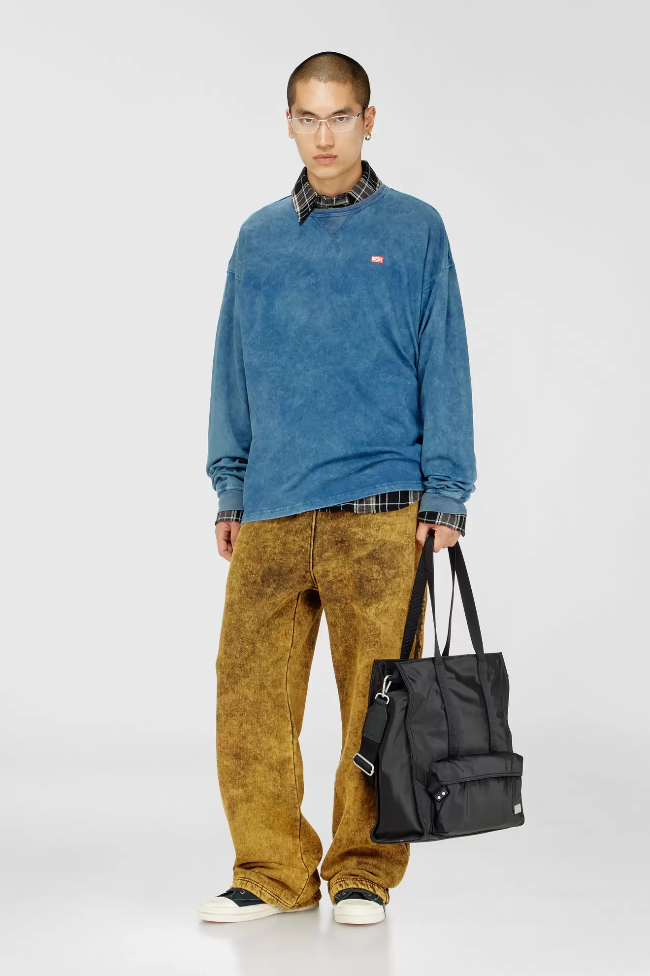 Acid-wash sweatpants with raw edges