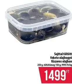 Sajttal töltött fekete olajbogyó fűszeres olajban