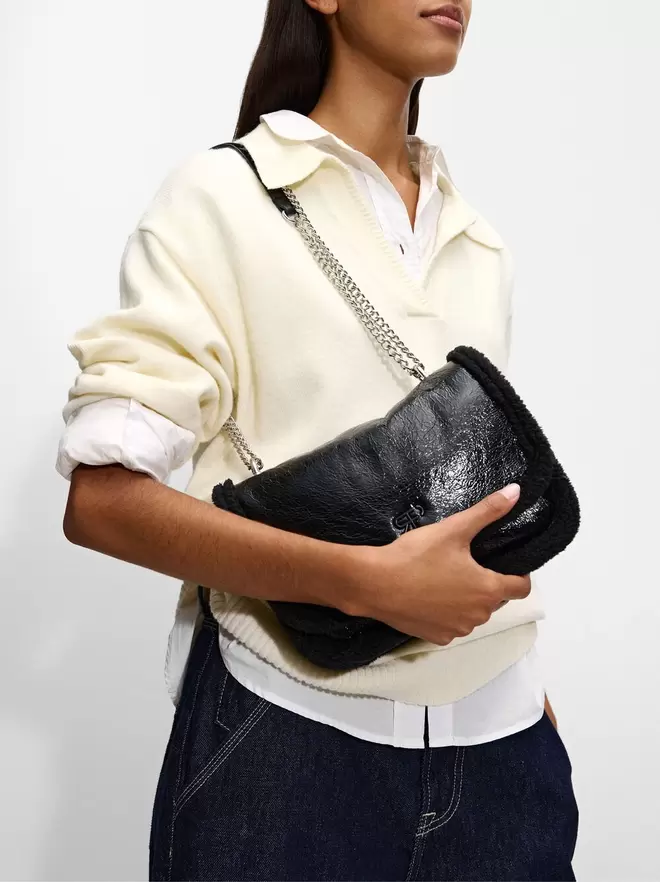 Shoulder bag with chain and fur effect