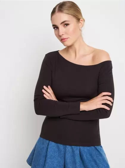 Aszimmetrikus kivágású felső