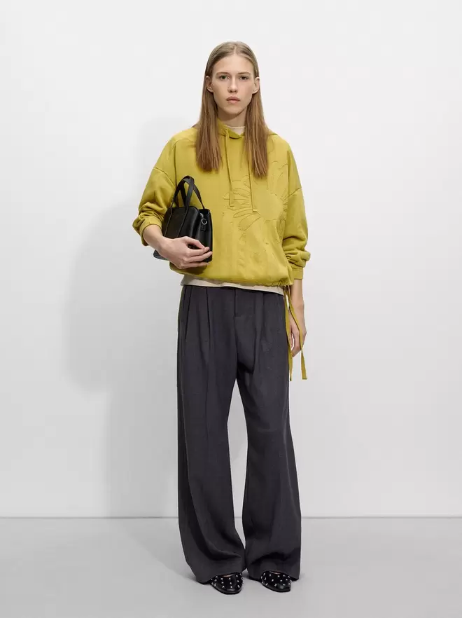 Sweatshirt with daisy patch