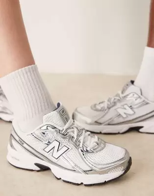 New Balance 740 trainers in navy and white