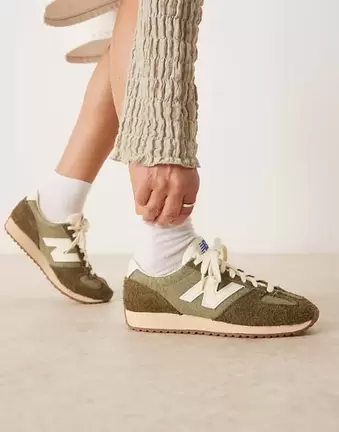 New Balance 471 unisex trainers in green and white detail