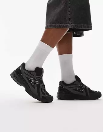 New Balance 1906r unisex trainers in triple black