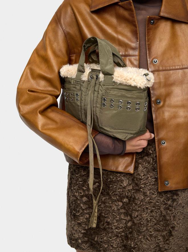 Tote bag of nylon with edge fur effect