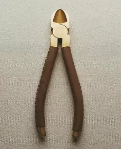STEEL CUTTING PLIERS WITH LEATHER HANDLE