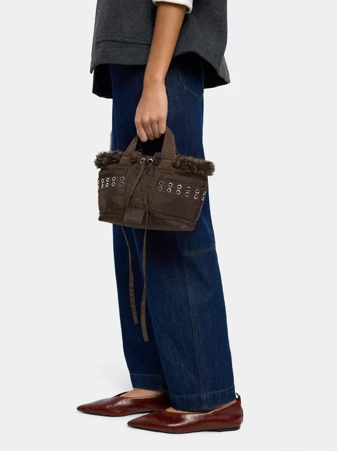 Tote bag of nylon with edge fur effect