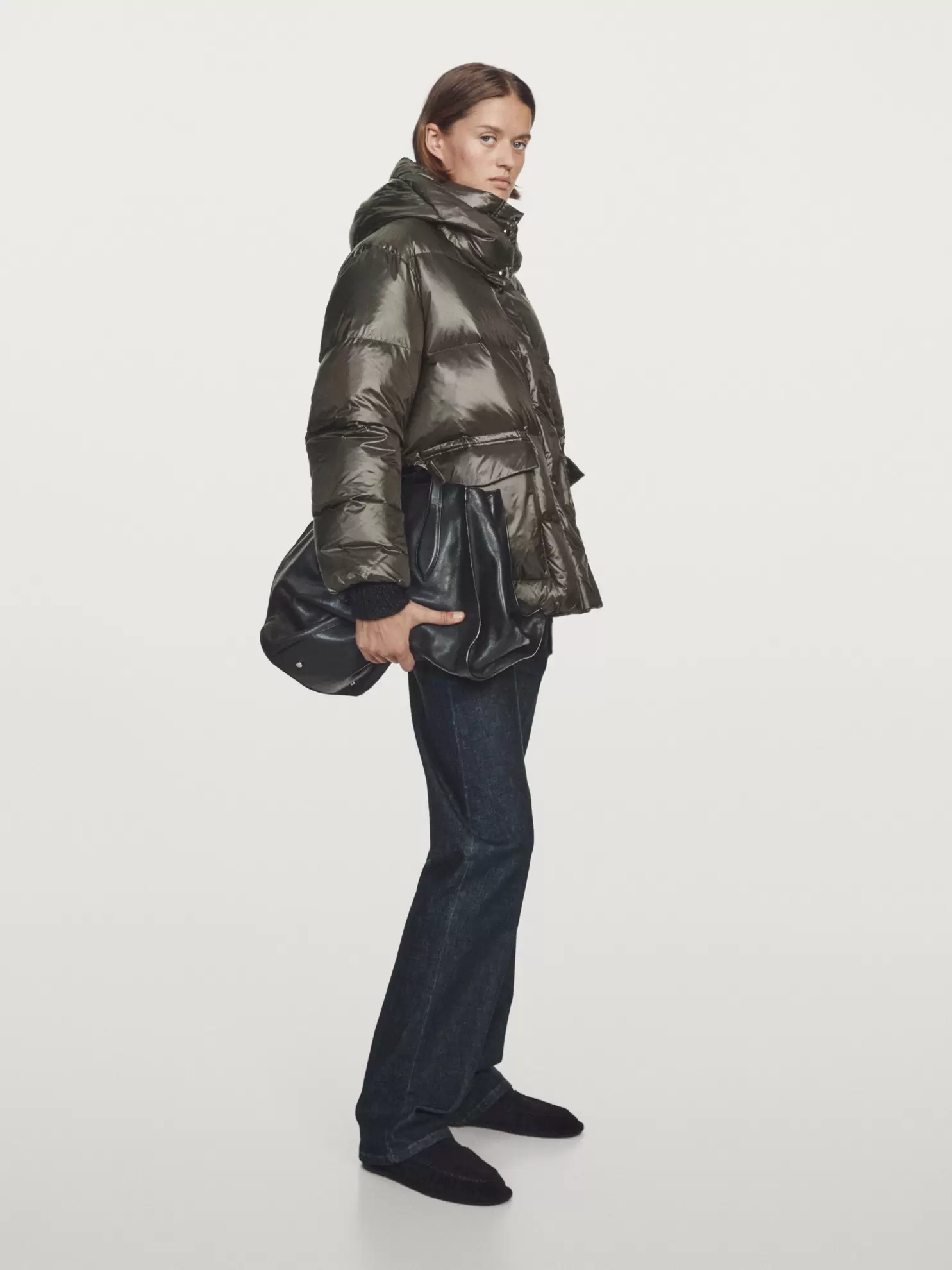 Short water-repellent puffer jacket with hood