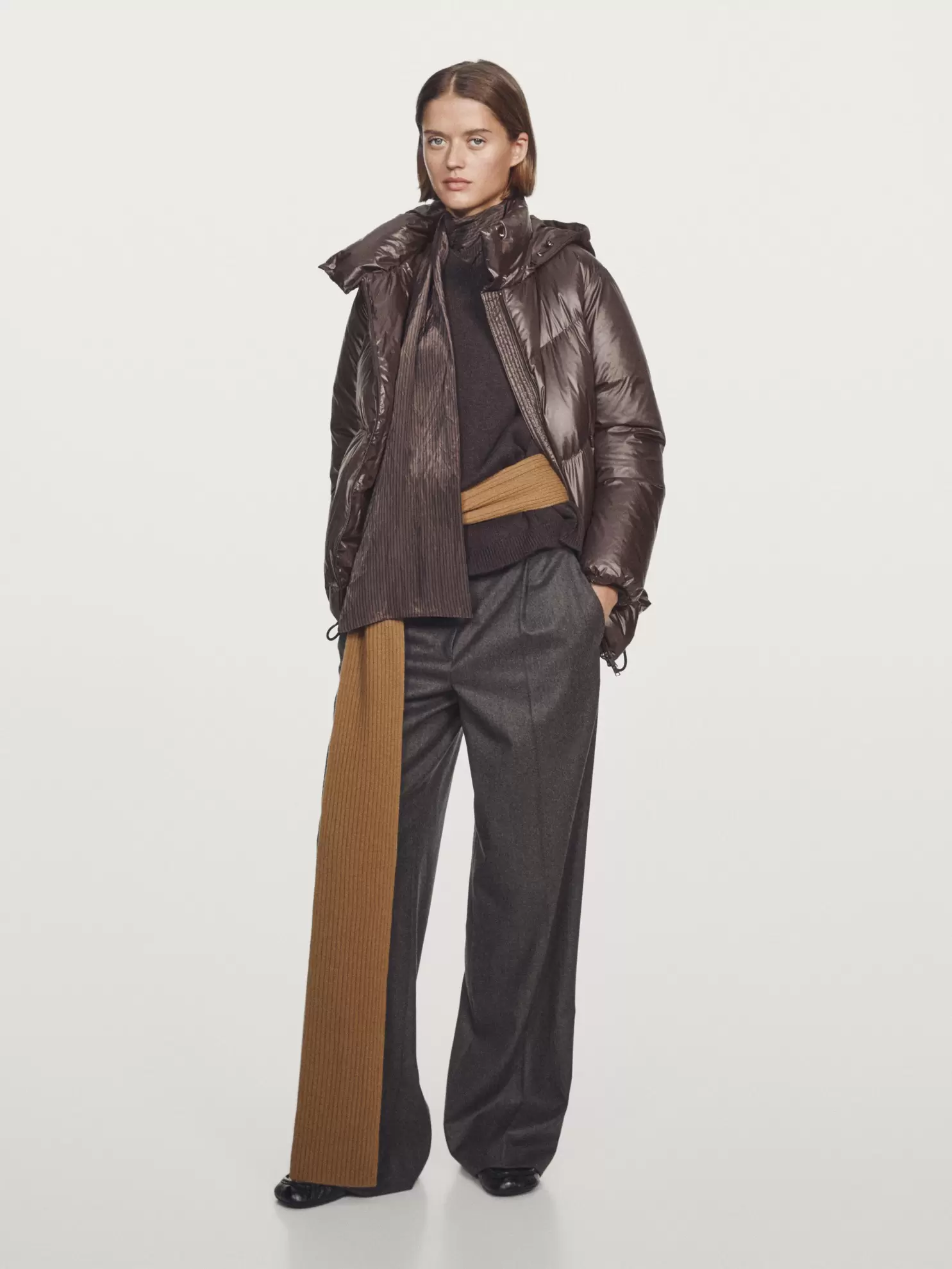 Water-repellent puffer jacket with detachable hood