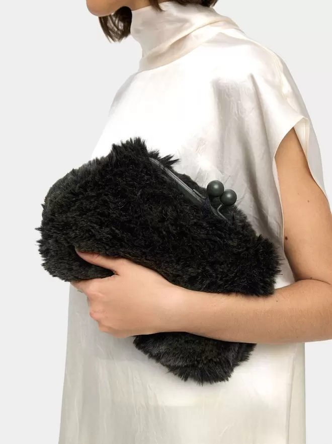 Bag with chain strap effect