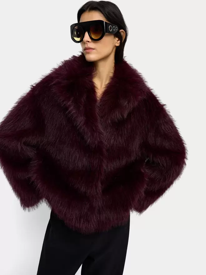 Voluminous coat with fur effect