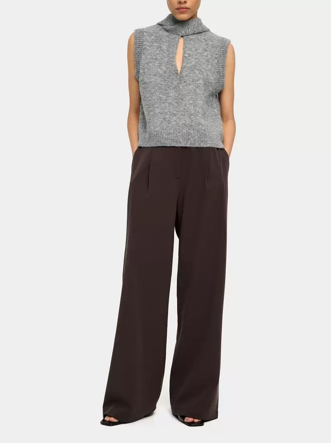 Fluid trousers with pleats