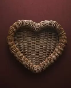 RATTAN CHRISTMAS HEART TRAY