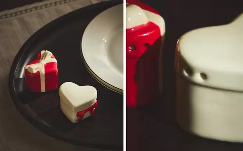 CHRISTMAS GIFT SALT AND PEPPER SHAKER SET