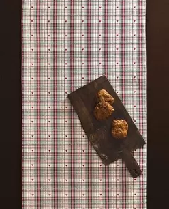 DYED THREAD CHRISTMAS HEART TABLE RUNNER