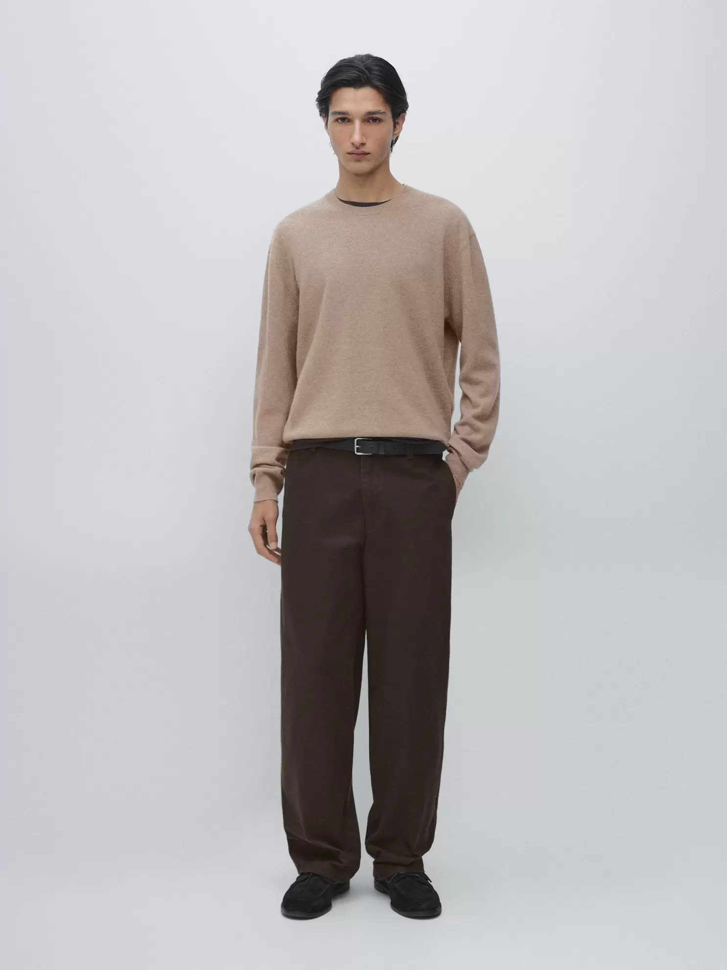 Cashmere knit sweater with a crew neck