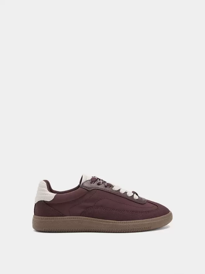 Contrast sneakers with double laces