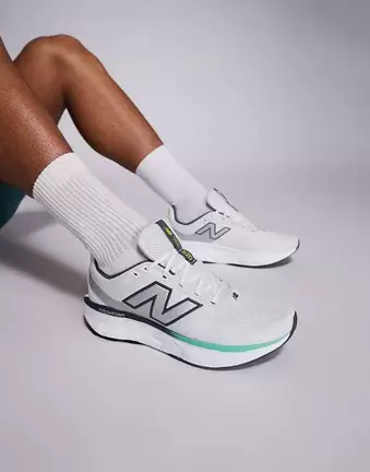 New Balance 520 running trainers in off white and green