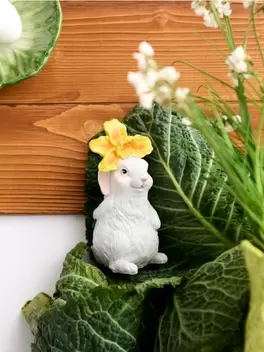 Húsvéti nyúlfigura virággal