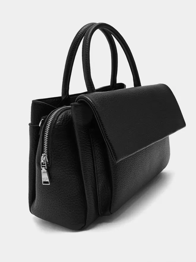 Tote bag with texture and flap