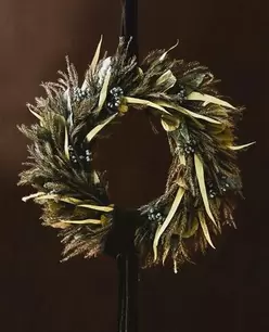 CHRISTMAS WREATH DECORATION WITH LEAVES AND BERRIES