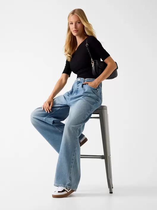 Wide-leg relaxed jeans
