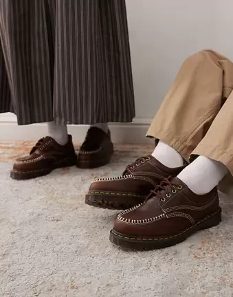 Dr Martens Unisex Lowell contrast stitch shoe in butterscotch brown