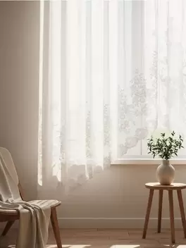 Csillogó függöny szabálytalan szegéllyel és virágmintával