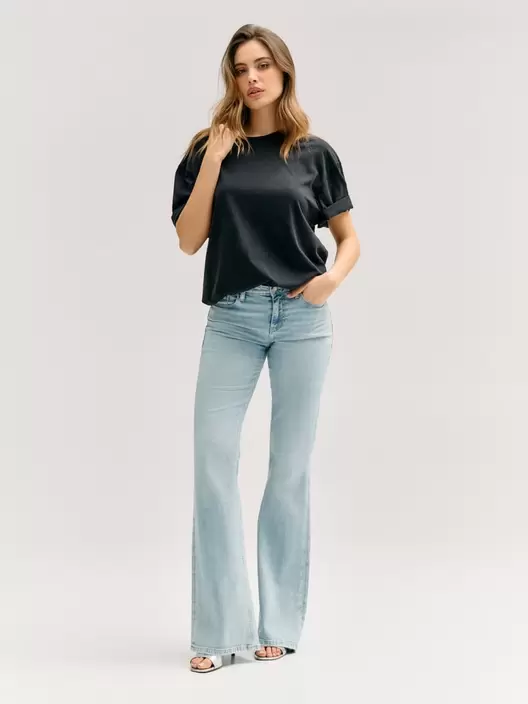Low-rise bootcut jeans