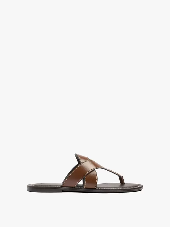Flat sandals with crossed straps