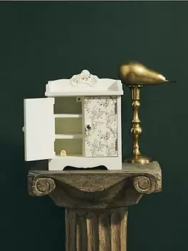 Dekoratív ékszerdoboz polcokkal és ajtókkal