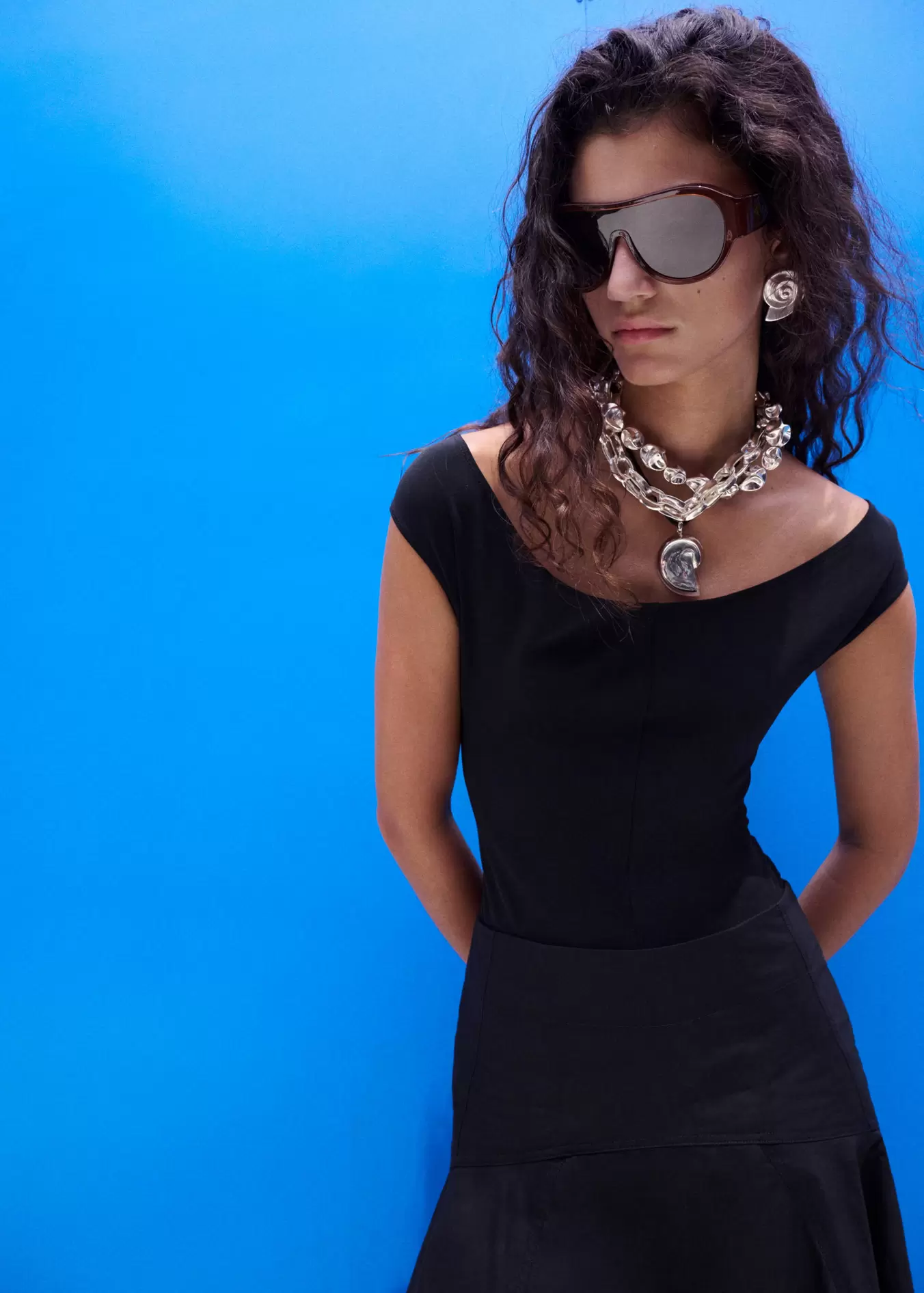 Testhezálló, nyitott hátú body